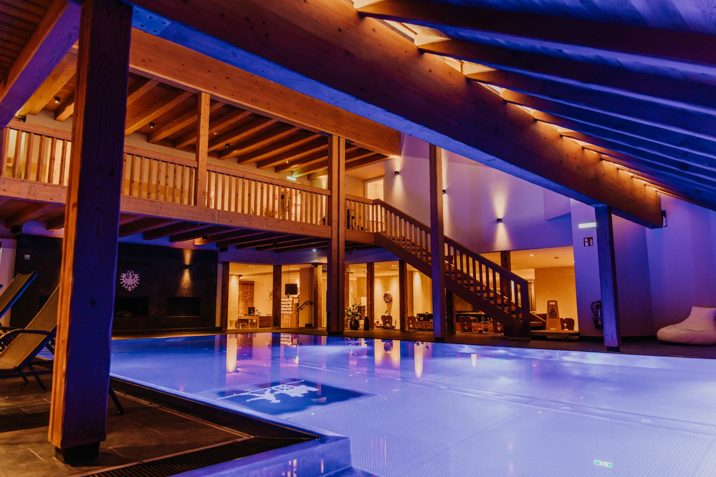 Panorama-Schwimmbad der Post Seefeld am Abend