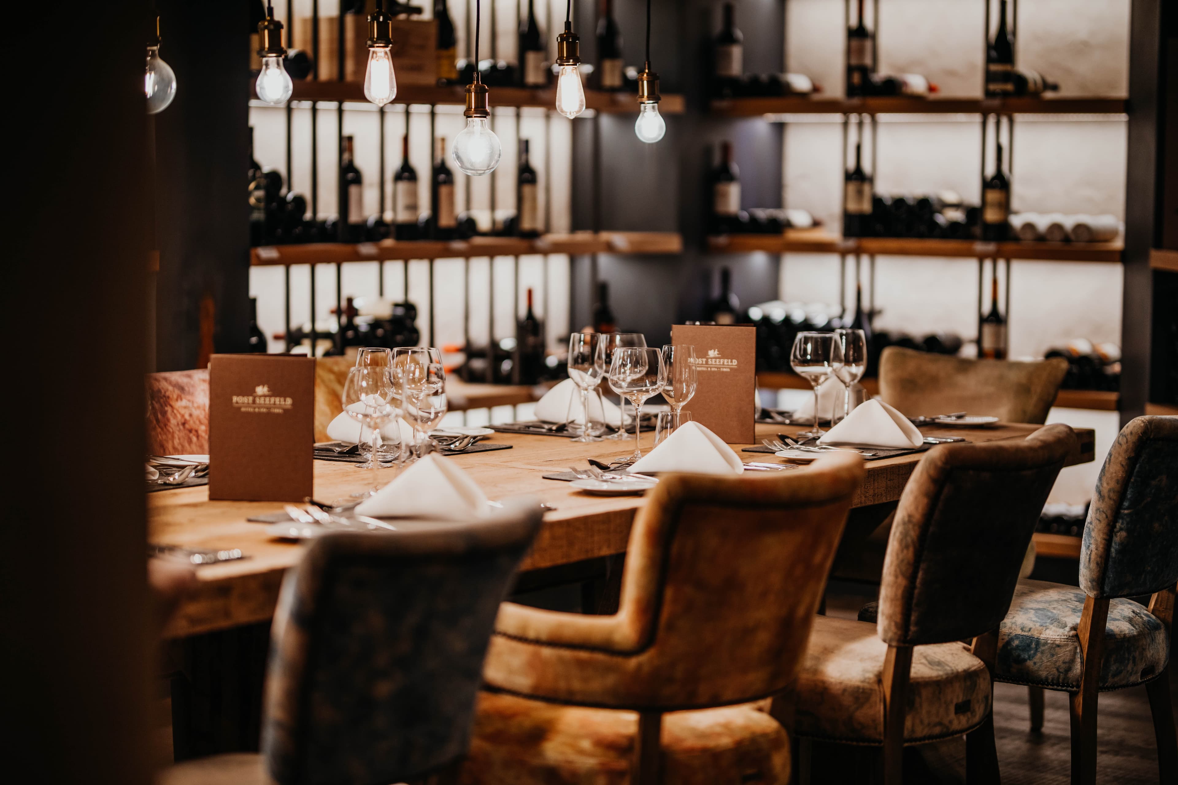 Tafel im Weinkeller
